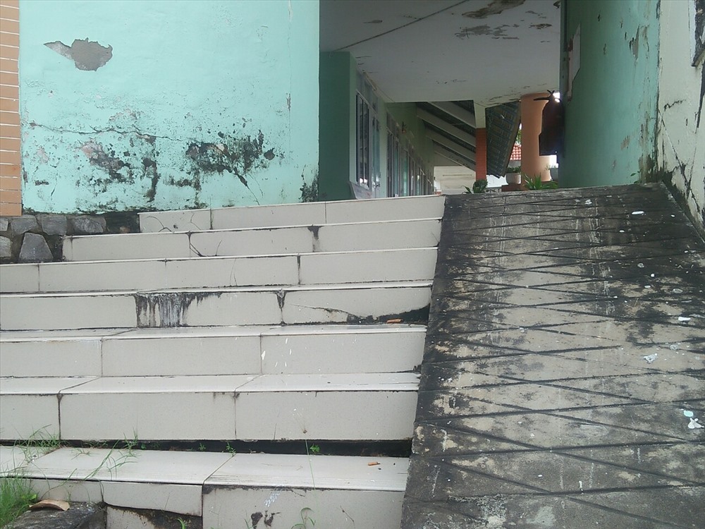 Công trình xuống cấp nghiêm trọng nhưng không có giăng dây, cấm biển cảnh báo nguy hiểm. Ảnh: Thành Nhân