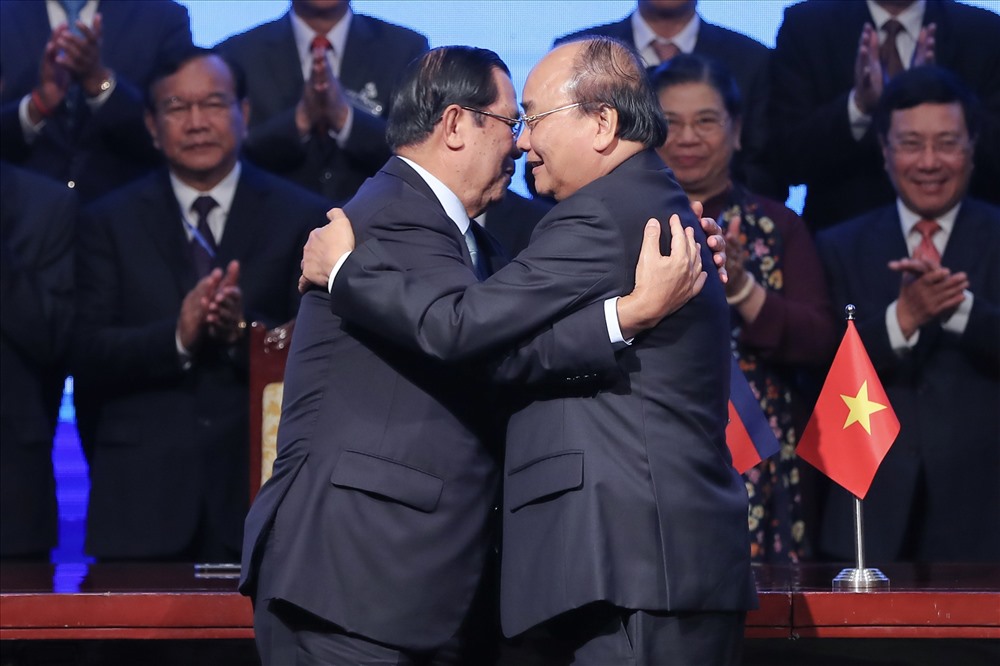 Thủ tướng Nguyễn Xuân Phúc và Thủ tướng Campuchia. Ảnh: Sơn Tùng.