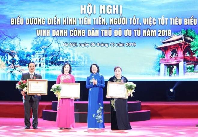 Phó Chủ tịch Nước Đặng Thị Ngọc Thịnh trao tặng Huân chương Lao động hạng Nhất cho Phó Bí thư Thường trực Thành ủy Ngô Thị Thanh Hằng và Chủ tịch HĐND thành phố Nguyễn Thị Bích Ngọc; trao Huân chương Lao động hạng Nhì cho Phó Chủ tịch UBND thành phố Nguyễn Thế Hùng.