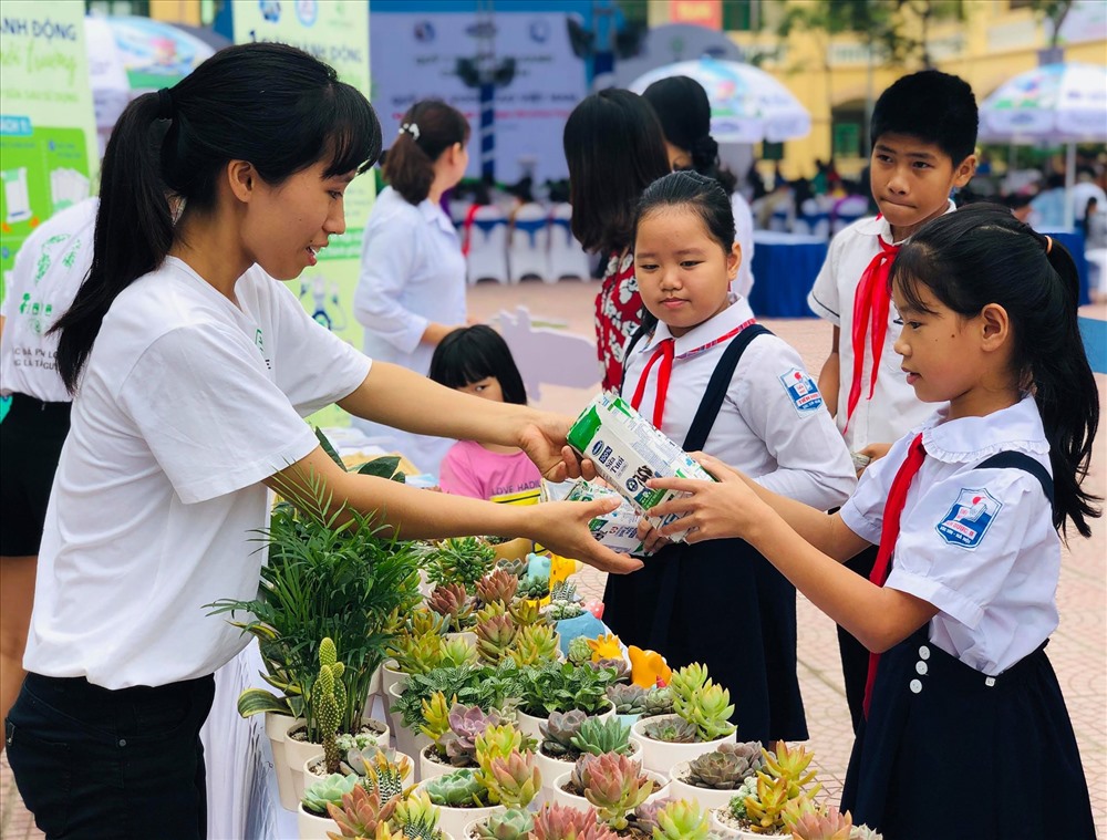 Đổi giấy lấy cây - 1 hoạt động ý nghĩa được tổ chức tại sự kiện. Ảnh: Nguyễn Hà