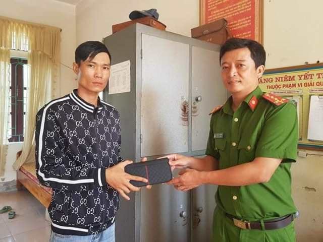Công an phường Nam Hồng tổ chức trả lại tiền cho anh Vũ