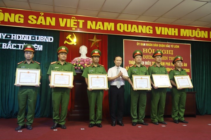 Các đồng chí trong ban chuyên án nhận biểu dương, bằng khen của Bộ Công an.