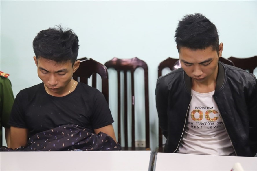 Bị can Đinh Văn Giáp (trái) và bị can Đinh Văn Trường (phải) tại cơ quan công an.