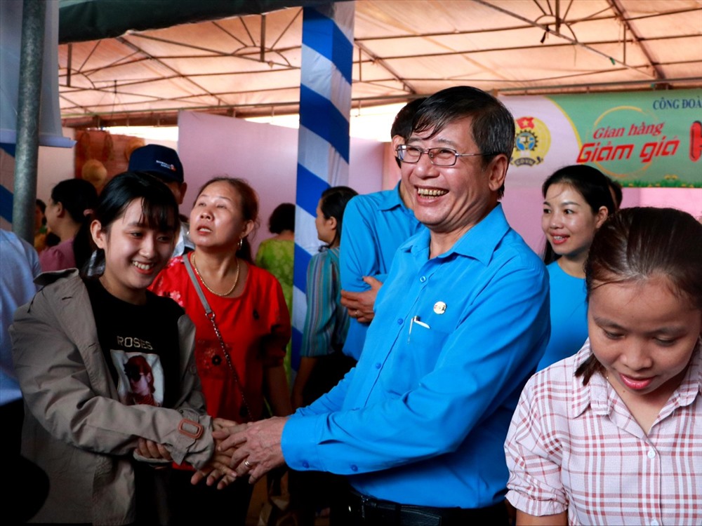 Ông Trần Thanh Hải đi thăm đoàn viên, người lao động và các gian hàng tại chương trình. Ảnh: PĐ.