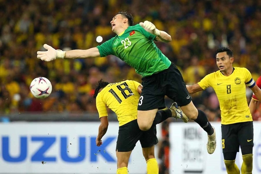 Đặng Văn Lâm đối đầu với hàng công Malaysia tại AFF Cup 2018. Ảnh: AFF