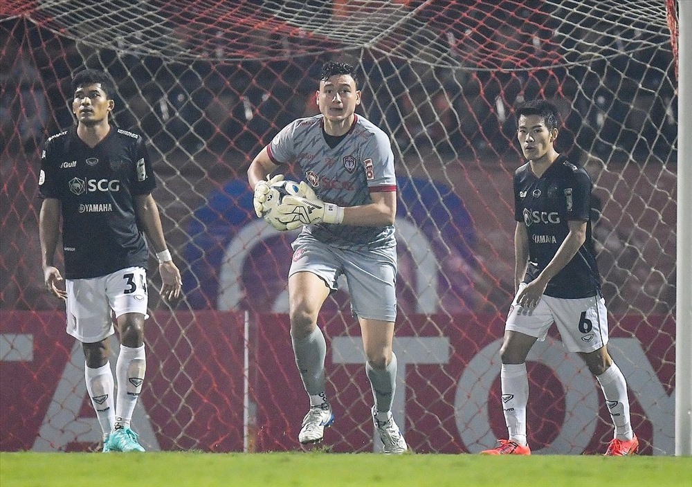 Đặng Văn Lâm trong màu áo Muangthong United. Ảnh: Thai League