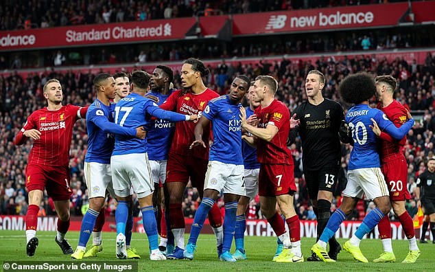 Đôi bên lao vào nhau sau quả 11m của Milner. Ảnh: Getty.