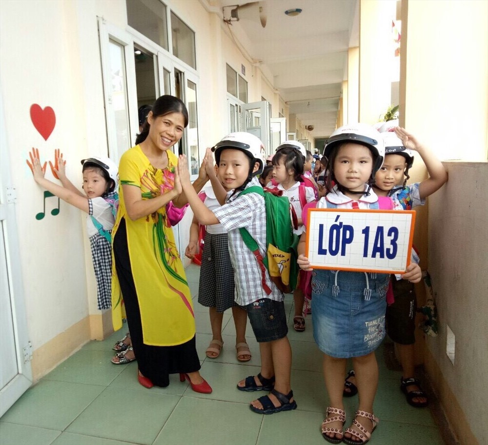Cô-trò ngày một gắn bó hơn. Ảnh: B.T