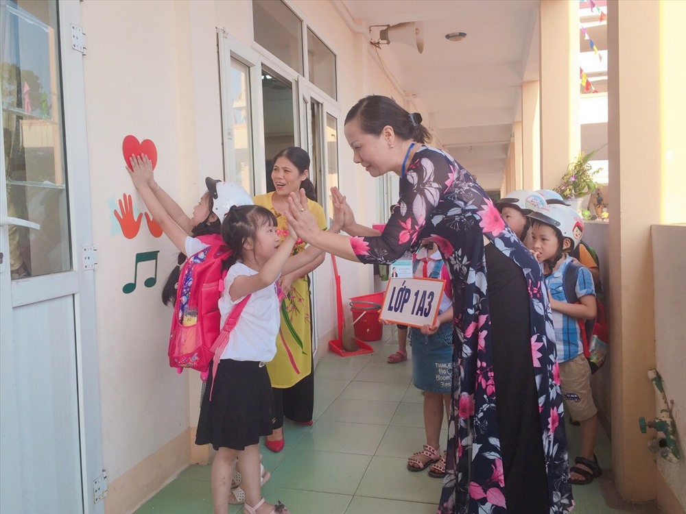 Ấn tượng nhất vẫn là những màn tạm biệt “từ trái tim đến trái tim” của các cô trò ở trường tiểu học hầu hết giáo viên là nữ này. Ảnh: B.T