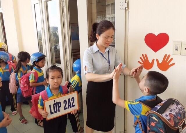 “Hẹn gặp lại các em ngày mai“. Ảnh: B.T