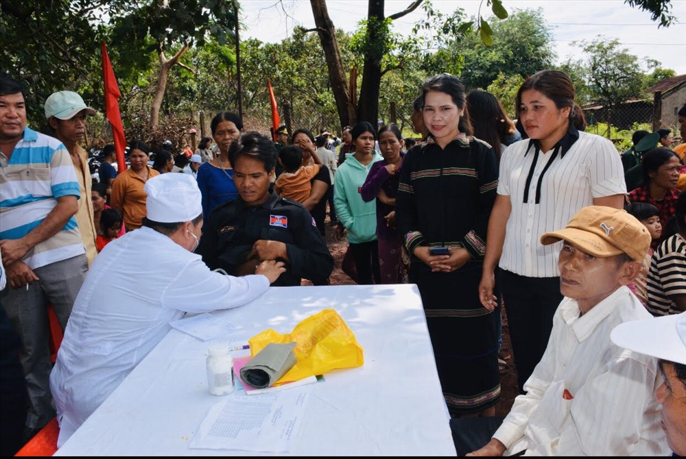Đoàn y bác sĩ (Gia Lai, Việt Nam) khám bệnh, cấp thuốc miễn phí cho người dân vùng biên Campuchia. Ảnh Quang Hồi - Đình Văn