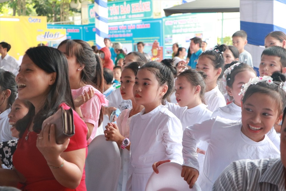 nhiều bạn nhỏ chăm chú theo dõi phần thi kể chuyện.