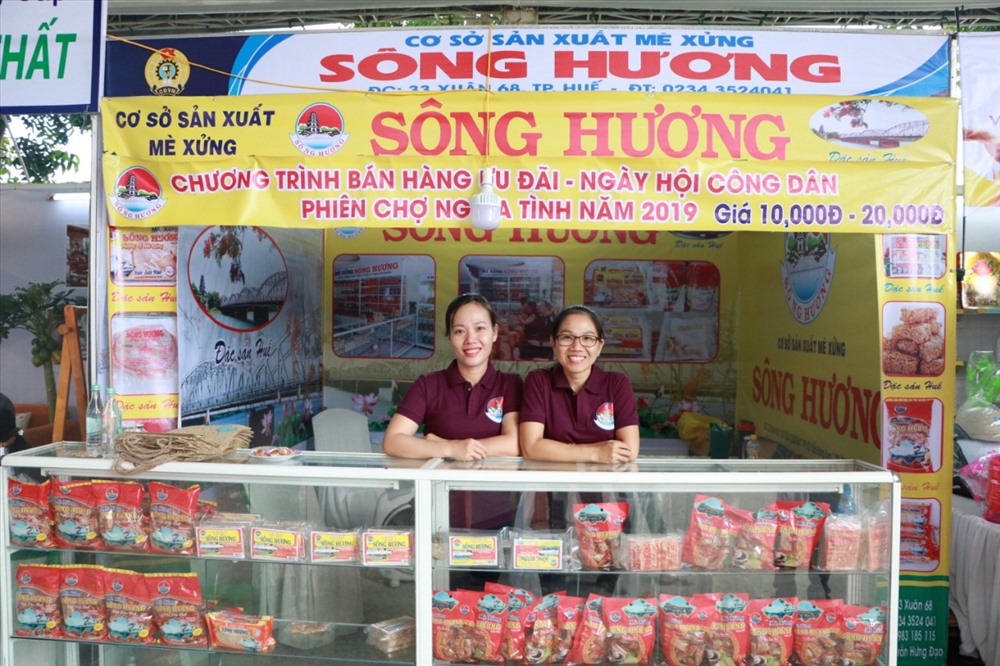 Công đoàn cơ sở mè xửng Sông Hương và Công đoàn cơ sở Phân Phối sơn Lân Phượng (thuộc LĐLĐ TP. Huế) cùng nhiều CĐCS khác đã mang đến hàng chục phần quà miễn phí dành cho các bạn nhỏ trong cuộc thi kể chuyện.