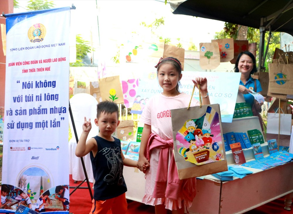 Những gian hàng nói không vơi túi nylông, rác thải nhựa dùng một lần.