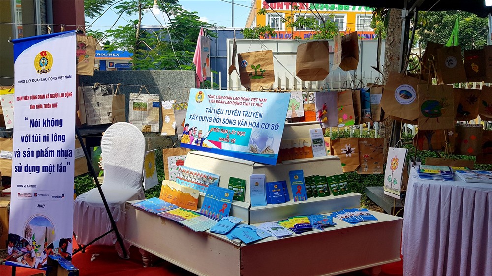 Những gian hàng nói không vơi túi nylông, rác thải nhựa dùng một lần.