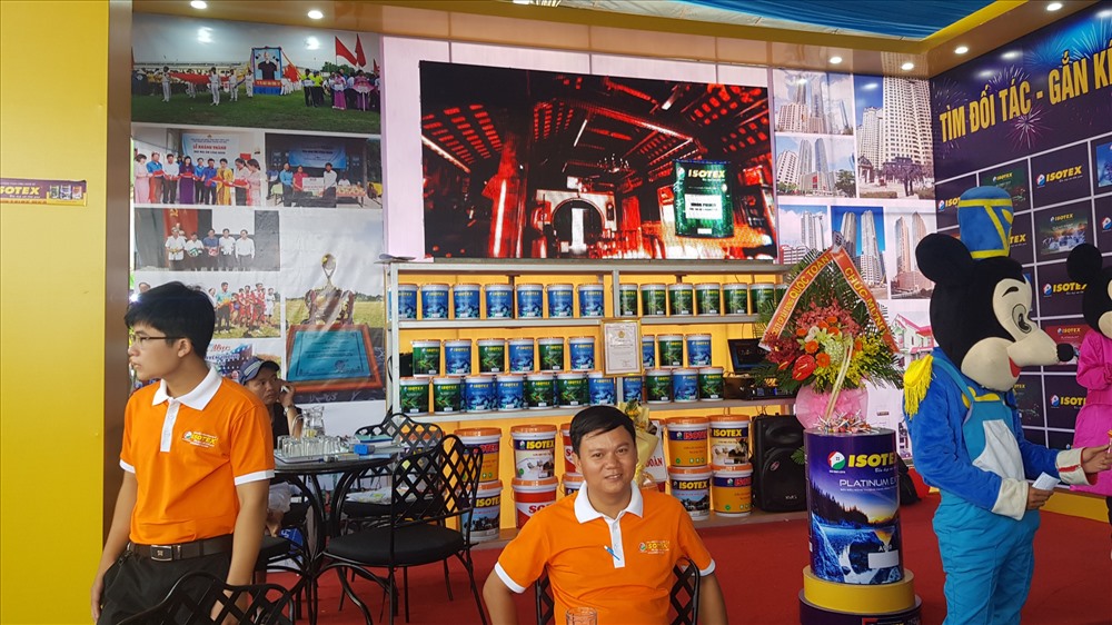 Công đoàn cơ sở mè xửng Sông Hương và Công đoàn cơ sở Phân Phối sơn Lân Phượng (thuộc LĐLĐ TP. Huế) cùng nhiều CĐCS khác đã mang đến hàng chục phần quà miễn phí dành cho các bạn nhỏ trong cuộc thi kể chuyện.