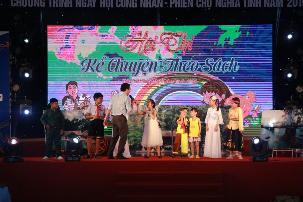 Hội thi” Kể chuyện theo sách” của con CNLĐ tại “Ngày hội Công nhân - Phiên chợ nghĩa tình“.