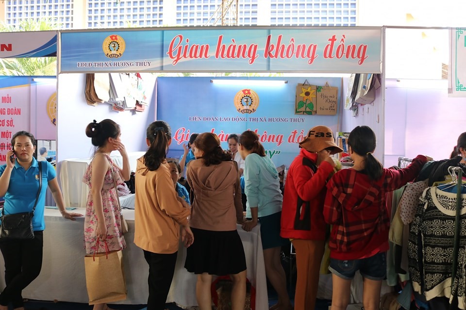 Những gian hàng “0 đồng” và giảm giá thu hút được nhiều đoàn viên, người lao động nữ.