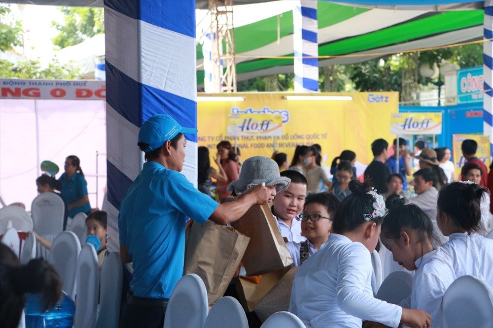 và nhận được rất nhiều phần quà.