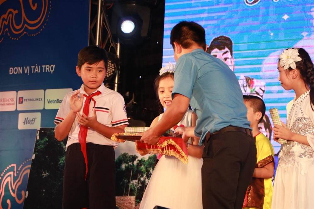 và nhận được rất nhiều phần quà.