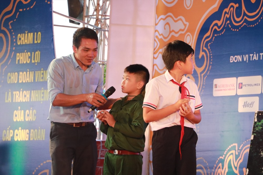 Ngoài phần thi kể chuyện, nhiều bạn nhỏ còn được chơi các trò chơi vui nhộn...