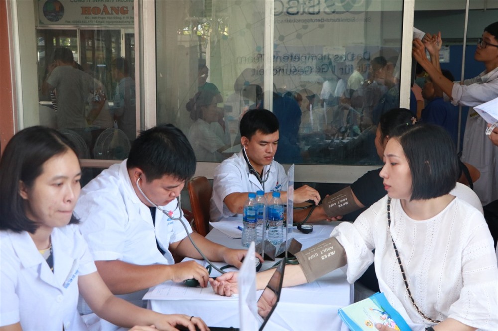 Các đoàn viên được sử dụng các dịch vụ khám bệnh miễn phí như đo huyết áp, chiều cao cân, cân nặng, xét nghiệm máu, siêu âm....