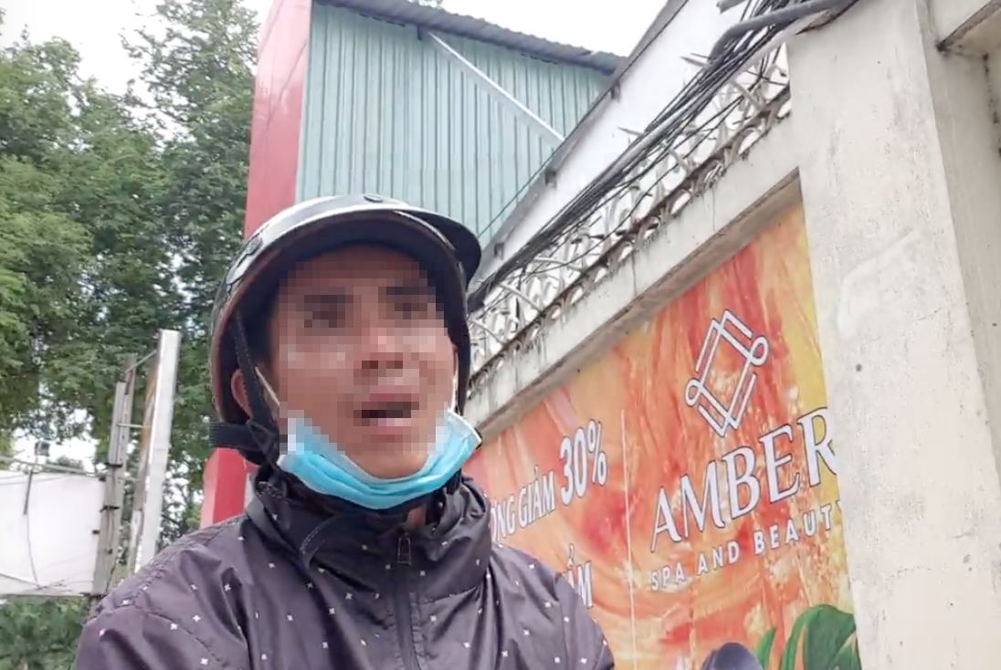Hình ảnh người đàn ông giao “hàng“. Ảnh PV.