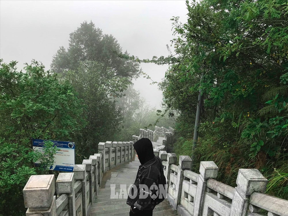 Đừng quên đến với cột cờ Lũng Cú - điểm cực Bắc của Tổ Quốc.