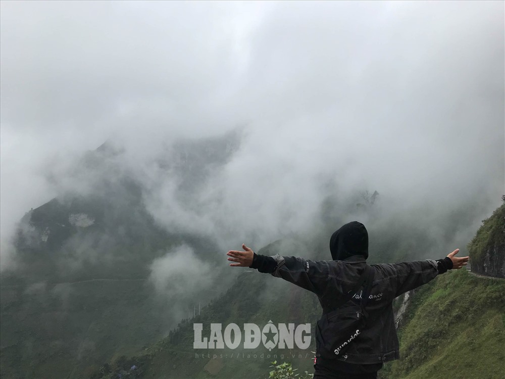 Đèo Mã Pí Lèng sẽ khiến bất kì ai cũng phải sởn người về độ nguy hiểm cũng như độ hùng vĩ của nó. Tuy hiểm trở khó đi, nhưng Mã Pí Lèng lại là nơi cho ra những shot hình vi diệu nhất. Nơi chân đạp tới núi, tay chạm tới trời.