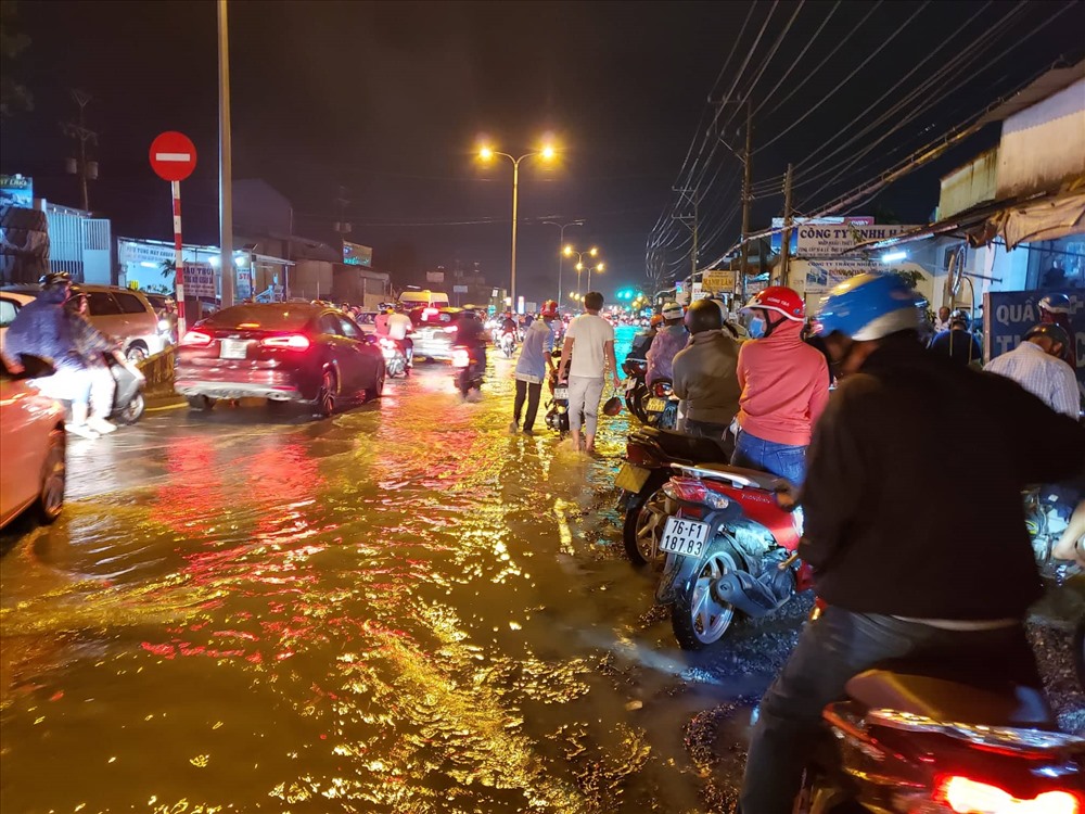 Ngập nặng cả hai hướng Biên Hòa đi Bình Dương và ngược lại khiến tuyến đường quốc lộ 1K tê liệt nhiều giờ_Ảnh: HAC
