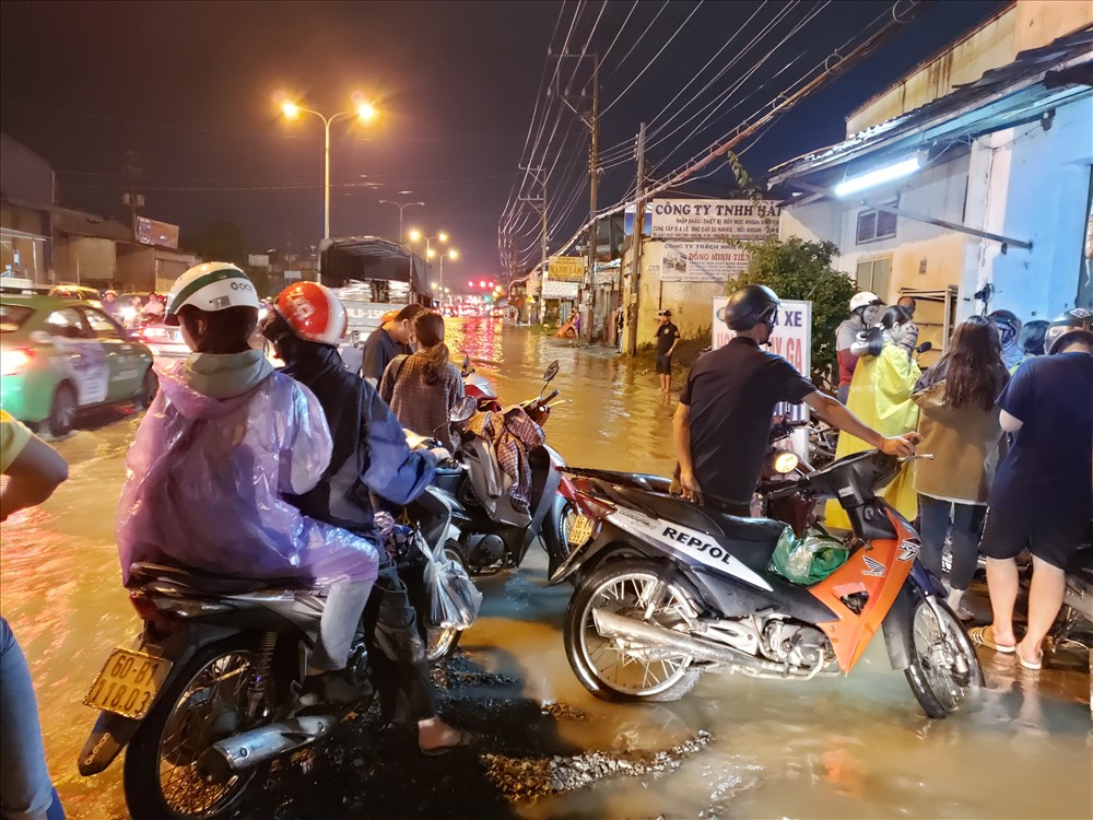 Hàng loạt xe gắn máy bị hỏng bugi phải tấp vào các tiệm sửa xe bên đường để chờ tới lượt được “cấp cứu“_Ảnh: HAC