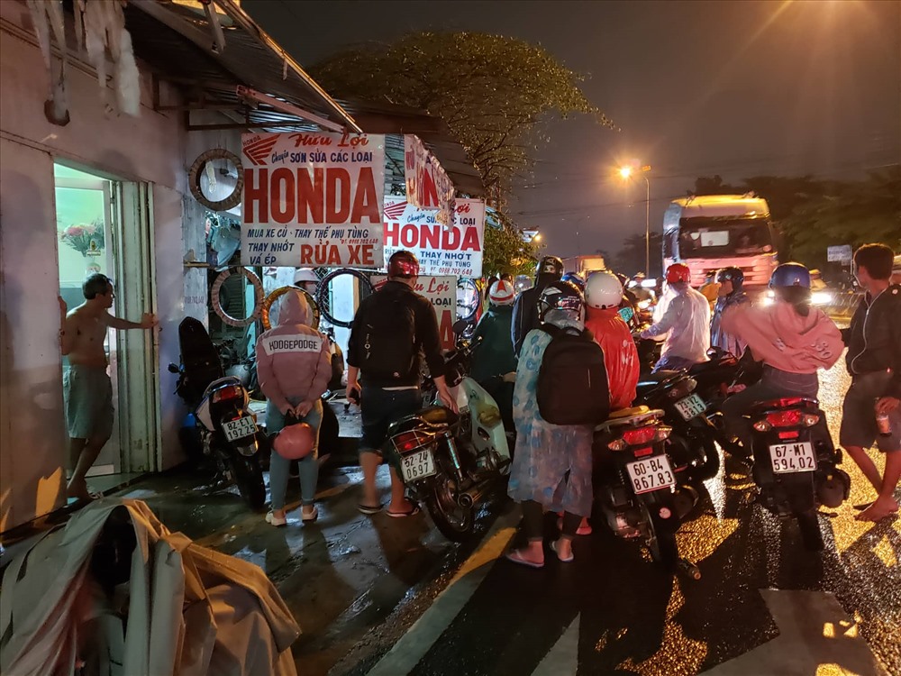 Hàng loạt xe gắn máy bị hỏng bugi phải tấp vào các tiệm sửa xe bên đường để chờ tới lượt được “cấp cứu“_Ảnh: HAC