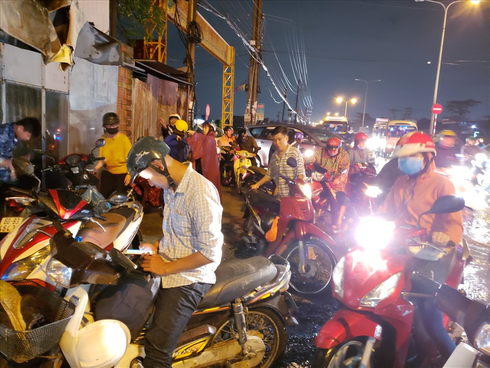 Hàng loạt xe gắn máy bị hỏng bugi phải tấp vào các tiệm sửa xe bên đường để chờ tới lượt được “cấp cứu“_Ảnh: HAC