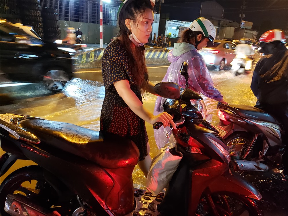 Một nạn nhân dắt xe bị hỏng chờ tới lượt sửa_Ảnh: HAC