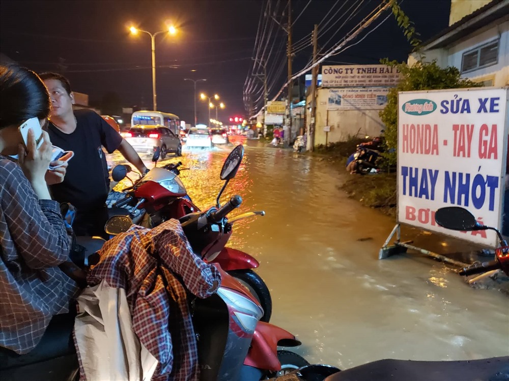 Tiệm sửa xe cũng bị ngập_Ảnh: HAC