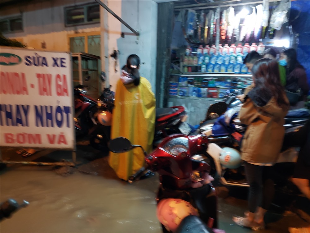 Tiệm sửa xe cũng bị ngập_Ảnh: HAC