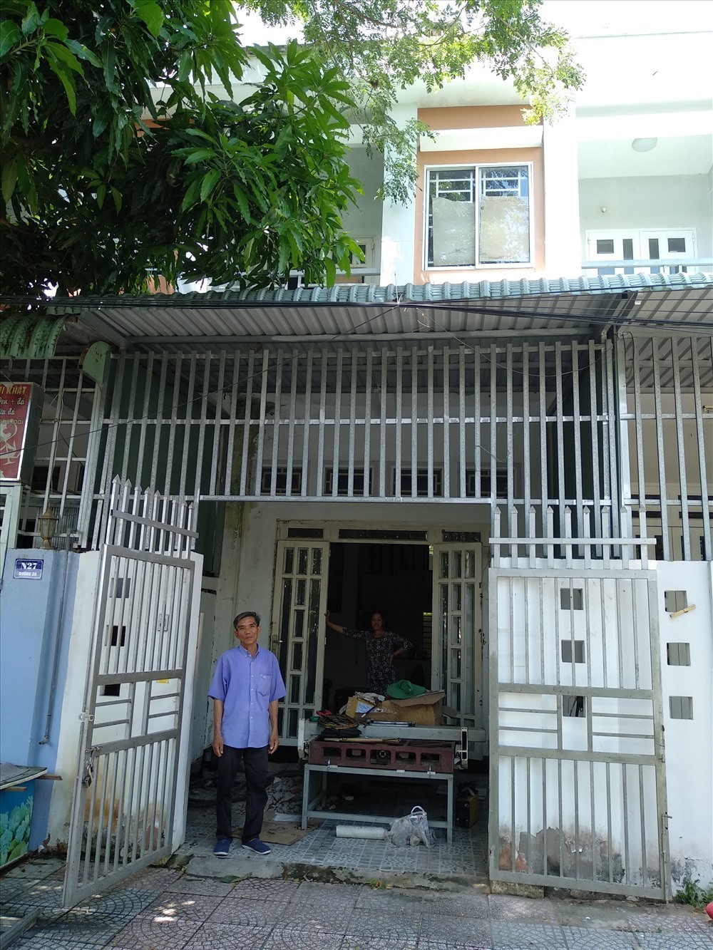 Ông Đoàn Văn Trạm bên căn nhà đường số 30 mua từ Cty Ê Đen. Ảnh: TR.L