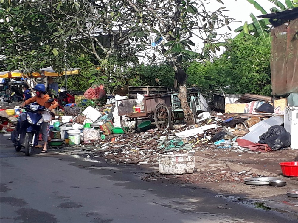 Vì vậy nhiều đoạn nhếch nhác mất vệ sinh tại Phường được công nhận là Phường đô thị văn minh của thành phố (ảnh Nhật Hồ)