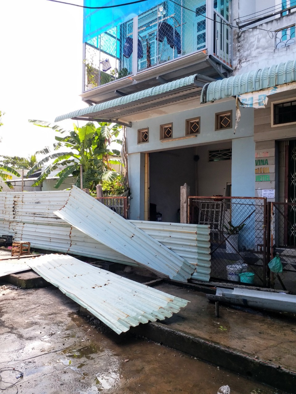 Người dân bức xúc phá hàng rào của đơn vj thi công trước nhà mình (ảnh Nhật Hồ)