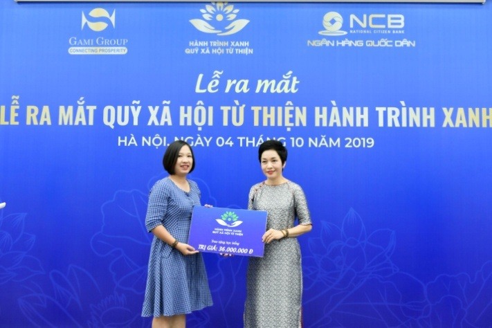 Lãnh đạo NCB trao học bổng cho 6 hoàn cảnh khó khăn. Ảnh: NCB