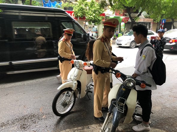 Đội CSGT số 3 xử lý một số trường hợp học sinh không đội mũ bảo hiểm, đi xe gắn máy đến trường.