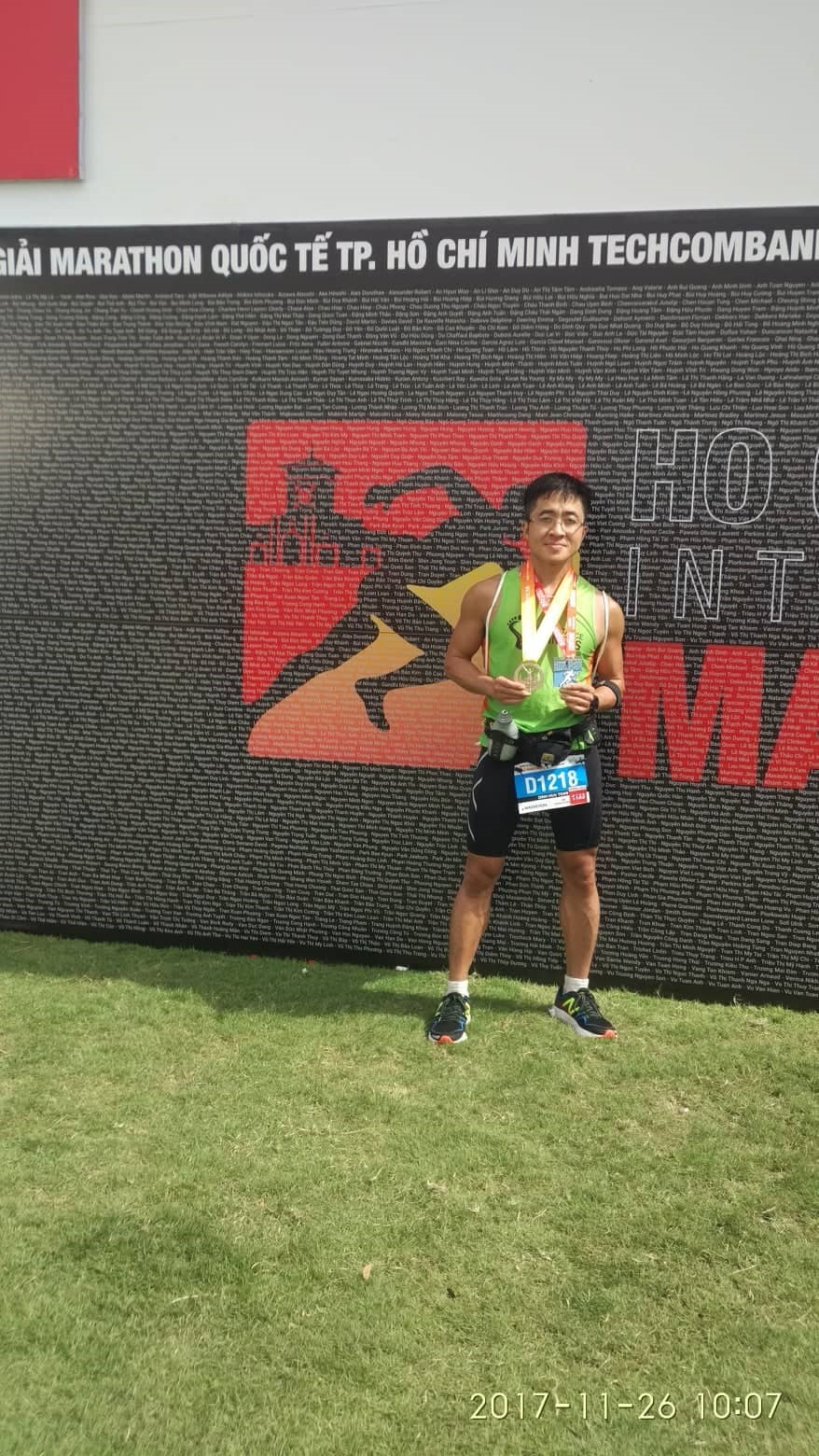 Đinh Hữu Toàn trong lần chạy “kẹp díp“: 2 giải marathon trong 2 ngày liên tiếp ở 2 thành phố khác nhau (Hạ Long, TP.Hồ Chí Minh). Ảnh: NVCC