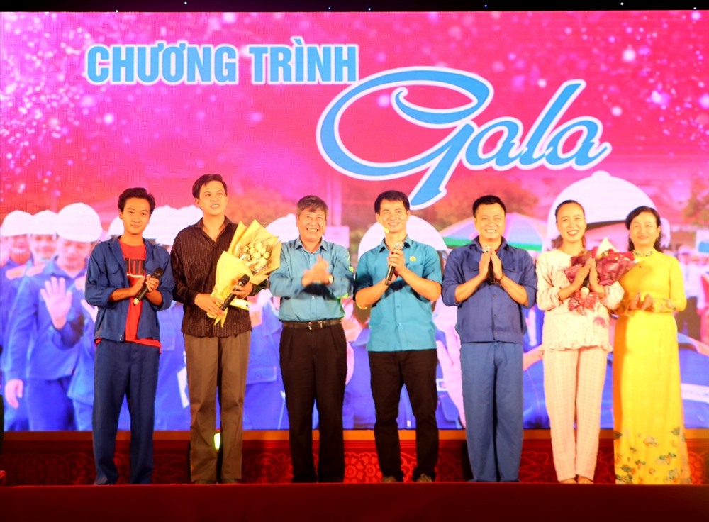 Ban tổ chức tặng hoa cho các nghệ sĩ tham gia chương trình.