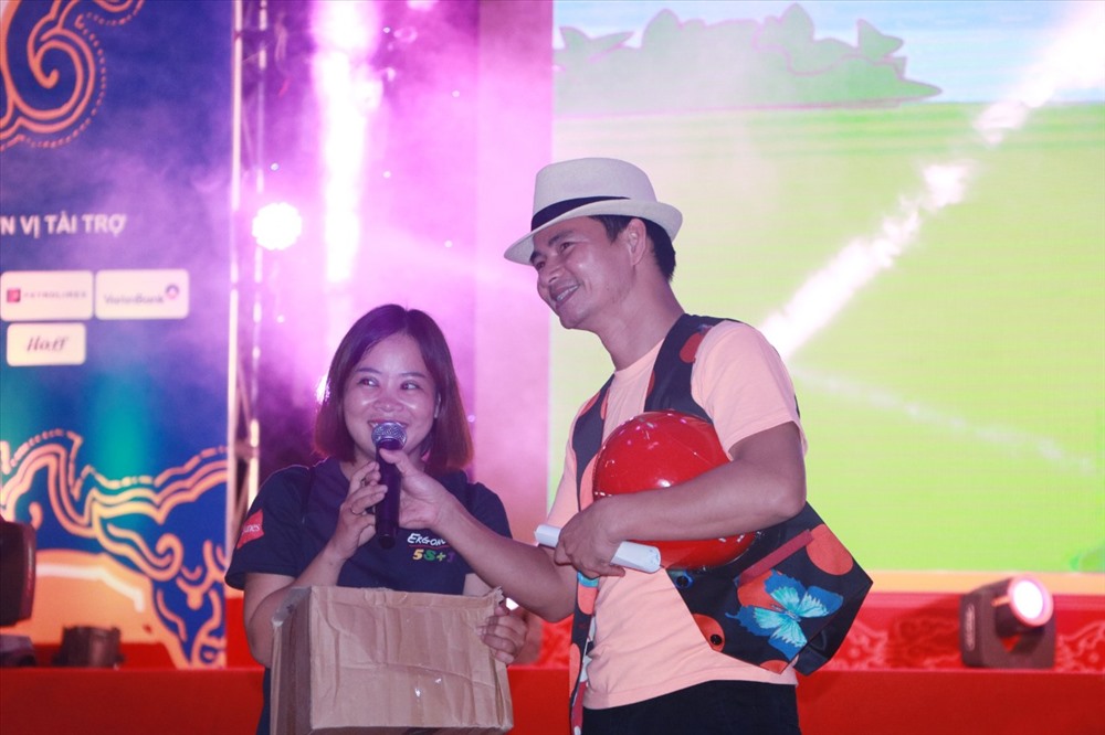 Nghệ sĩ Xuân Bắc giao lưu, làm nóng sân khấu bằng phần giao lưu, tổ chức trò chơi đuổi hình bắt chữ cùng với đông đảo đoàn viên, người lao động.