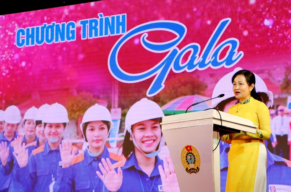 Bà Nguyễn Khoa Hoài Hương - Tỉnh Ủy viên, Chủ tịch LĐLĐ Thừa Thiên - Huế phát biểu tại đêm gala. Ảnh: PĐ.