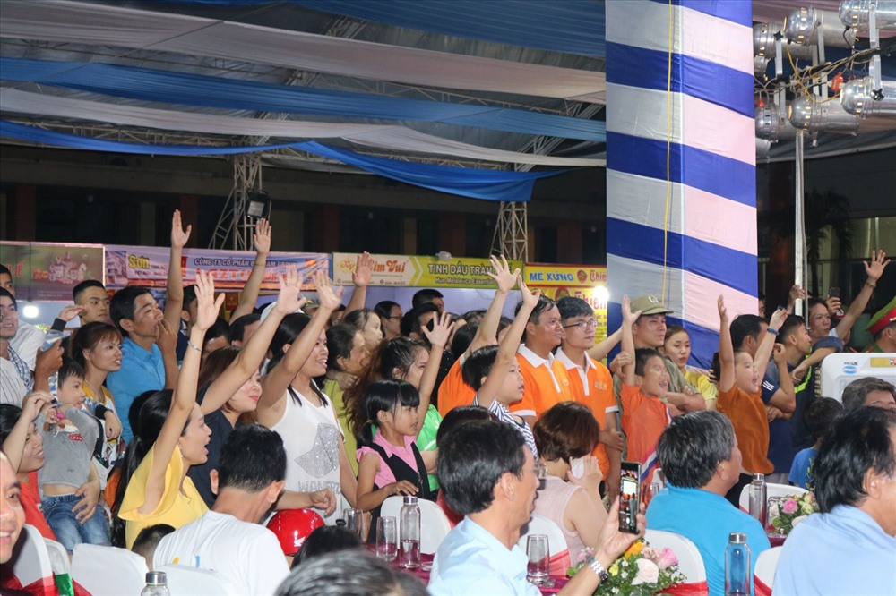 Đoàn viên, người lao động sôi nổi tham gia phần chơi.