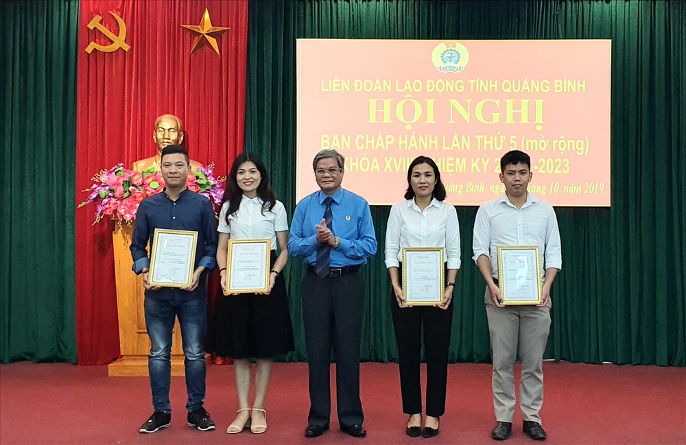 Phó Chủ tịch LĐLĐ Quảng Bình Nguyễn Xuân Toàn trao thưởng cho các cá nhân đạt giải cuộc thi ảnh “nét đẹp công đoàn và người lao động” qua mạng xã hội Facebook. Ảnh: Lê Phi Long