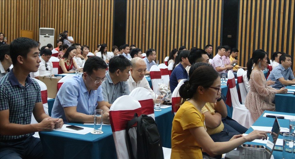 Họp báo có sự góp mặt của nhiều chuyên gia, bác sĩ và nghệ sĩ. Ảnh: Nguyễn Hồng.
