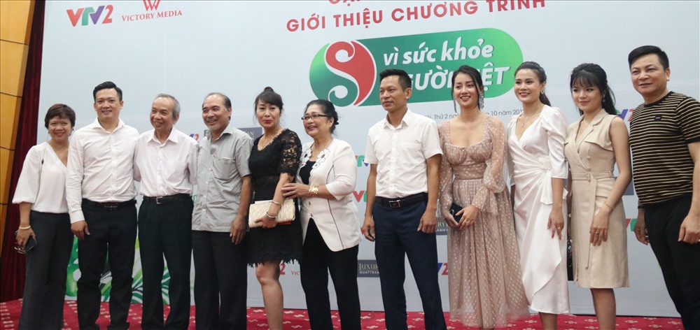Họp báo có sự góp mặt của nhiều chuyên gia, bác sĩ và nghệ sĩ. Ảnh: Nguyễn Hồng.