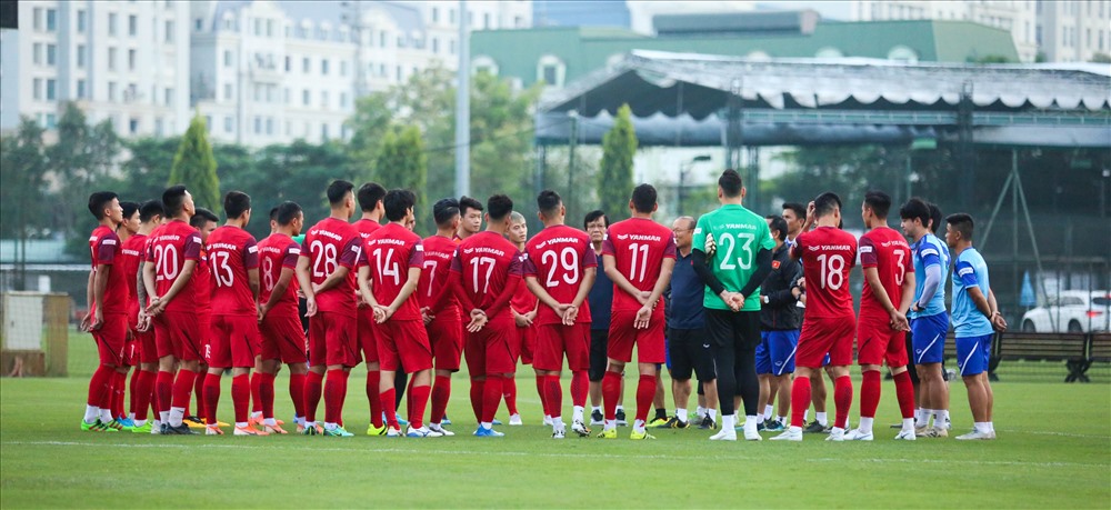 Như thường lệ, HLV Park Hang-seo phổ biến bài tập cho các học trò trước khi bước vào buổi tập.